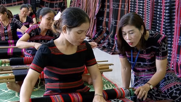 Đồng bào Tà Ôi “giữ hồn” thổ cẩm