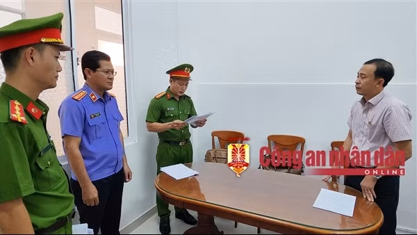 Phó Chủ tịch xã và cán bộ địa chính ở Phú Quốc bị bắt