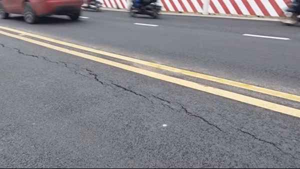 Mặt đường đèo Prenn Đà Lạt xuất hiện vết nứt bất thường