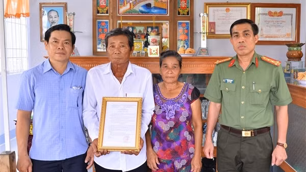 Công an tỉnh Cà Mau bàn giao nhà tình nghĩa cho 4 gia đình thờ cúng liệt sĩ CAND