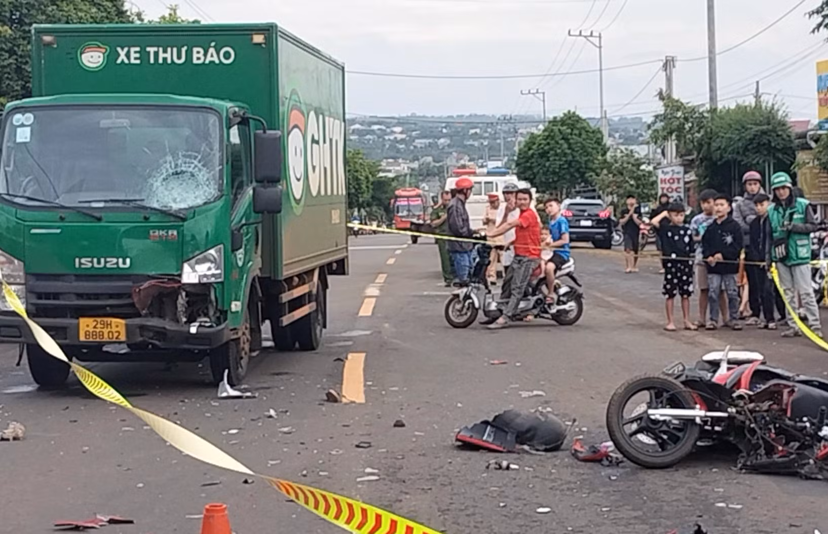 Trên đường đi lễ về, vợ chồng cụ ông va chạm với ô tô tử vong -0