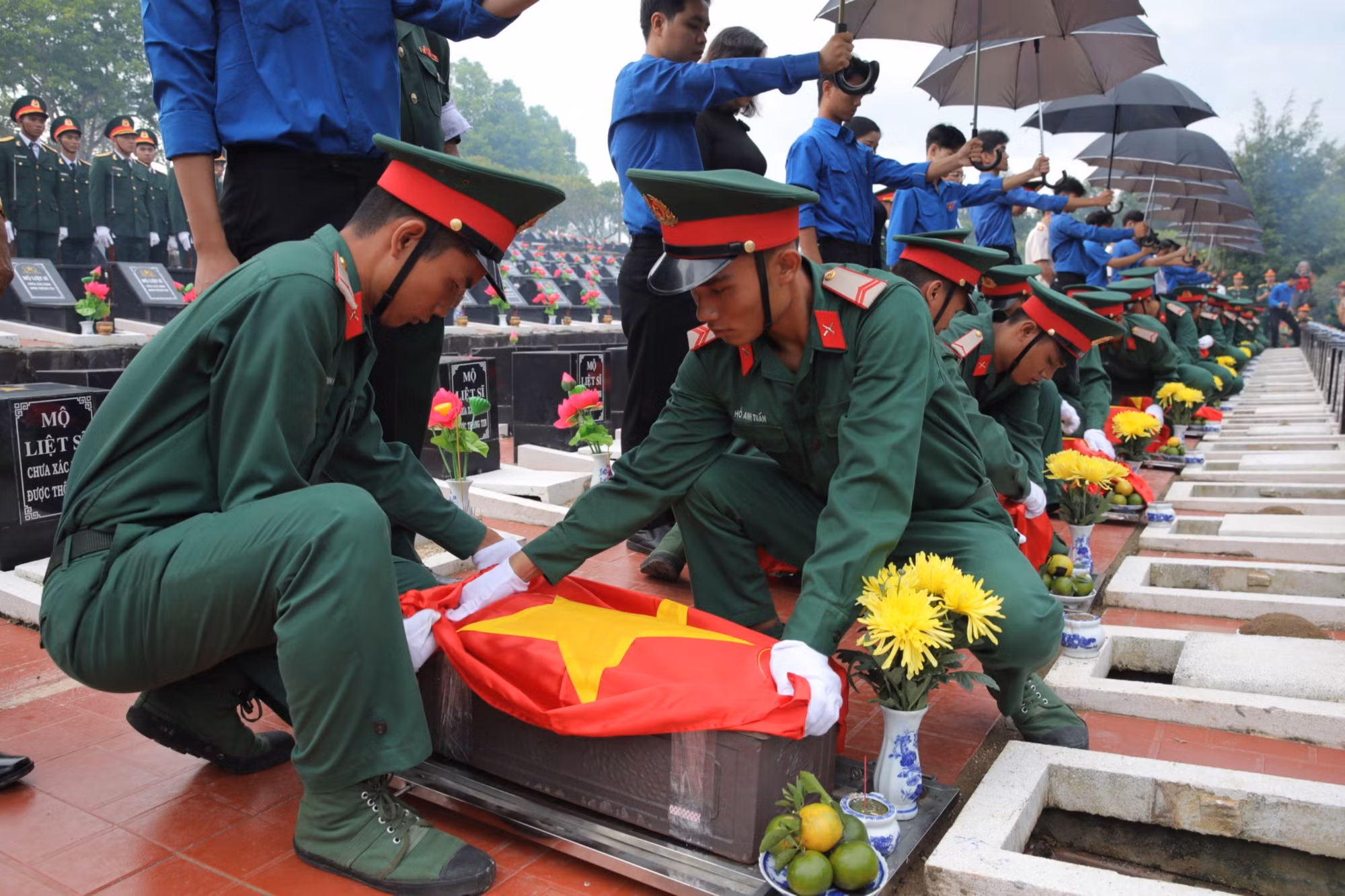 Truy điệu, an táng 106 hài cốt liệt sĩ Quân tình nguyện Việt Nam hy sinh ở Campuchia -0