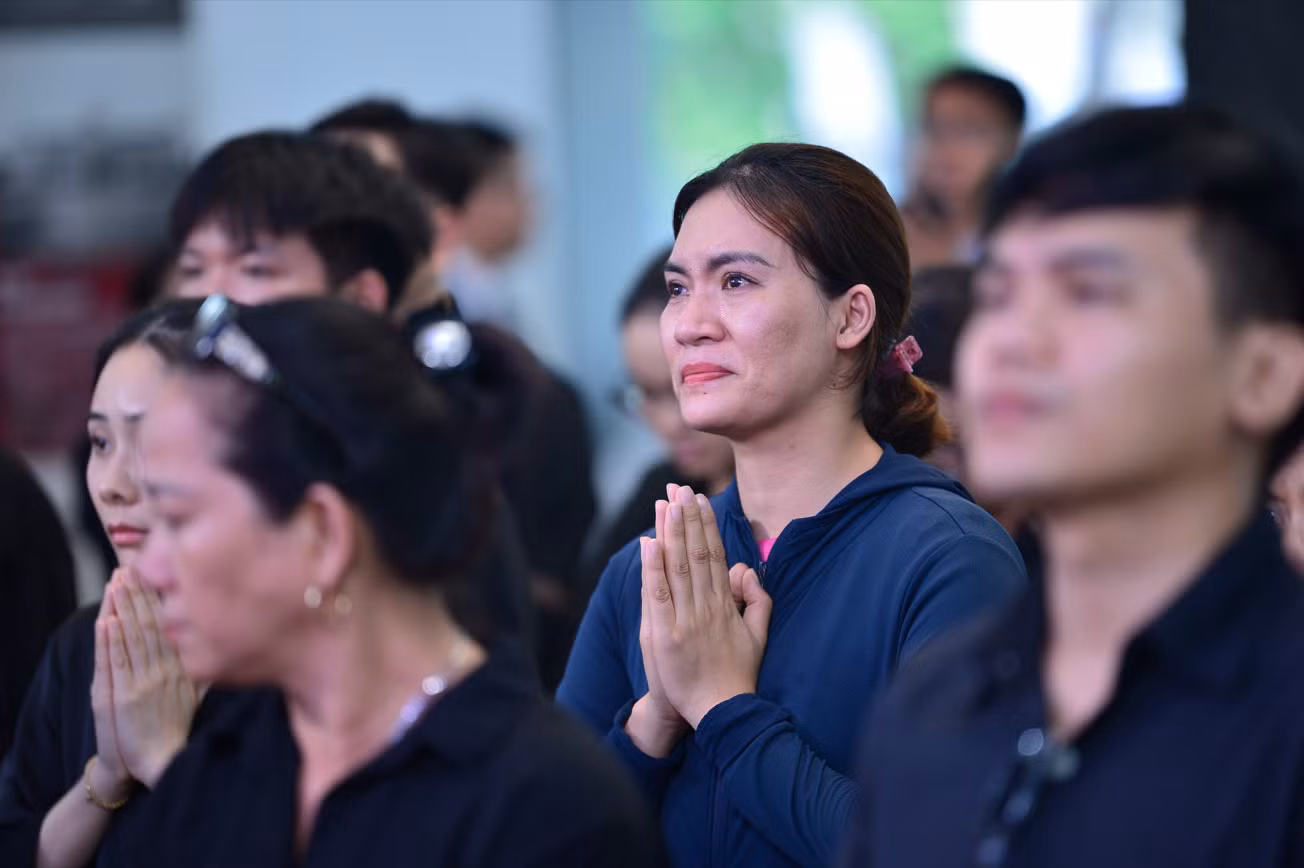 Nhiều người dân tại TP Hồ Chí Minh rơi lệ khi đến viếng Tổng Bí thư Nguyễn Phú Trọng -1