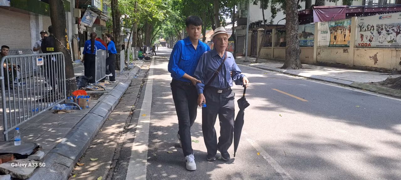 Hàng nghìn người dân đứng bên đường chờ đưa tang Tổng Bí thư Nguyễn Phú Trọng -0