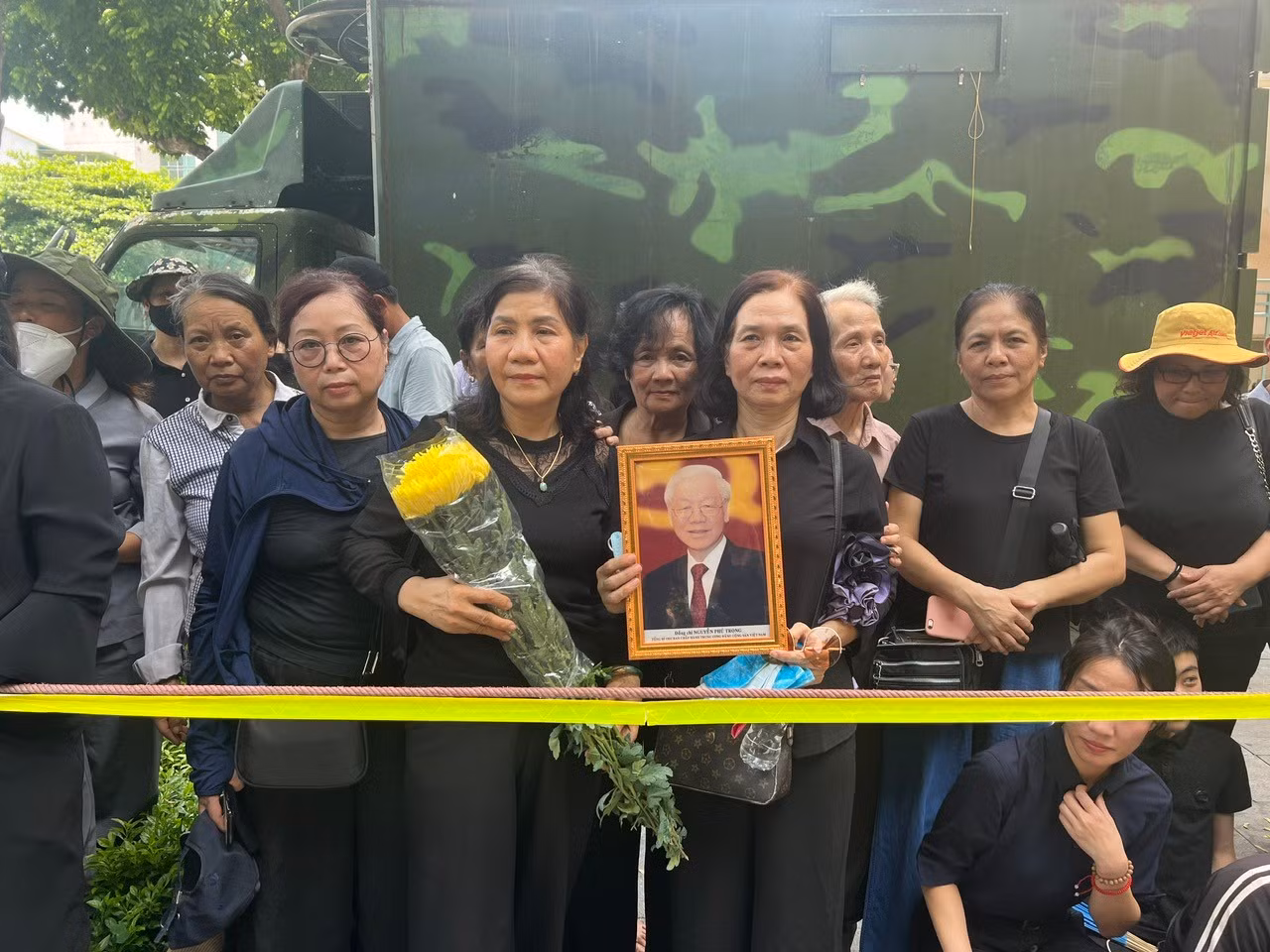 Hàng nghìn người dân đứng bên đường chờ đưa tang Tổng Bí thư Nguyễn Phú Trọng -0
