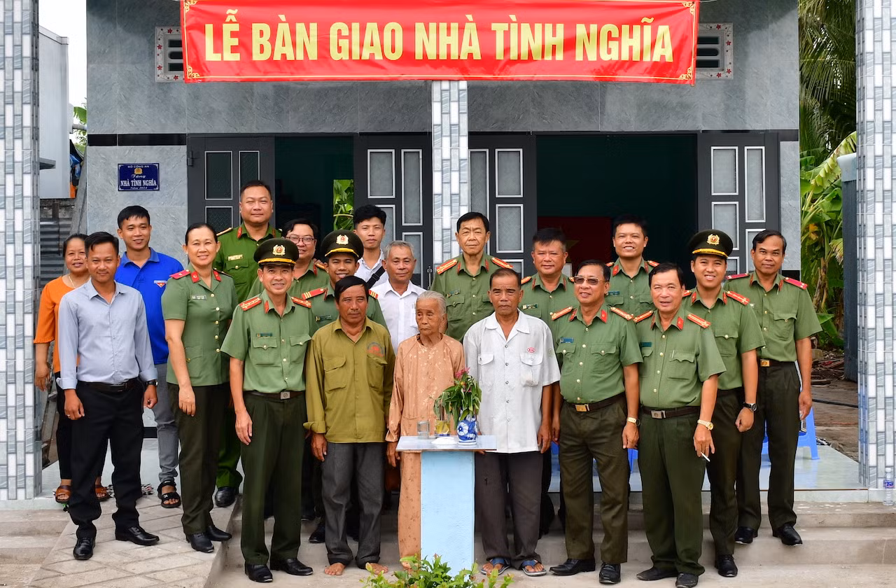 2. lễ trao nhà tình nghĩa tặng bà trần thị ít. ảnh trọng tín.jpeg -0