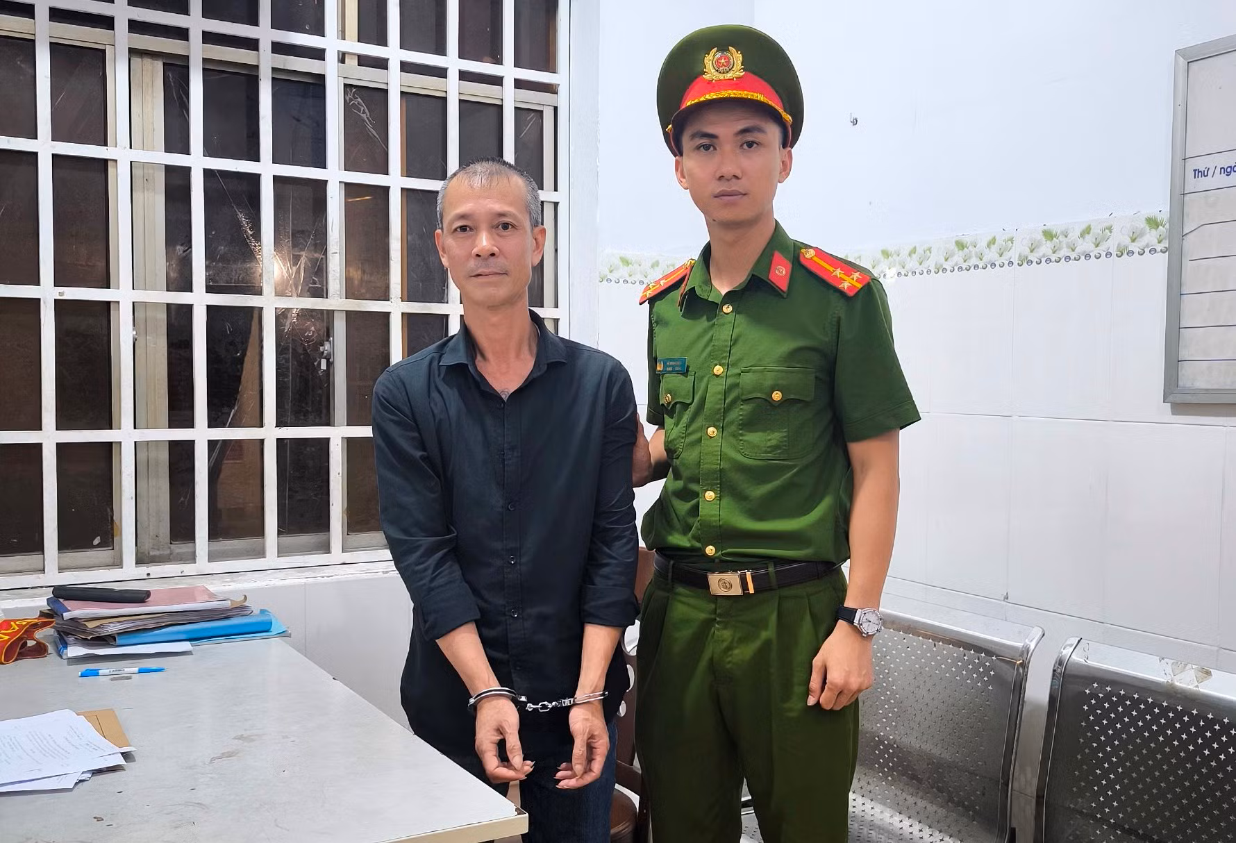 Bắt tạm giam đối tượng nhận tiền chuyển nhầm nhưng không trả -0