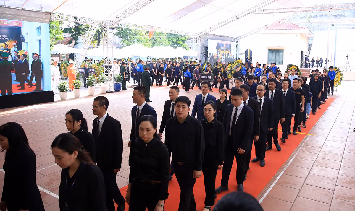 Ngày Quốc tang thứ hai, người dân vẫn xếp hàng dài viếng Tổng Bí thư Nguyễn Phú Trọng -0