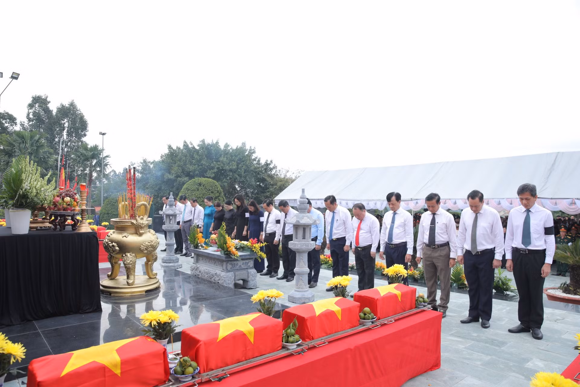 Truy điệu, an táng 106 hài cốt liệt sĩ Quân tình nguyện Việt Nam hy sinh ở Campuchia -0