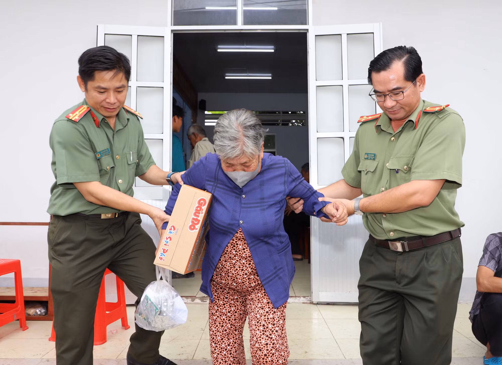 Công an Sóc Trăng tổ chức khám bệnh, phát thuốc miễn phí cho 600 người -2