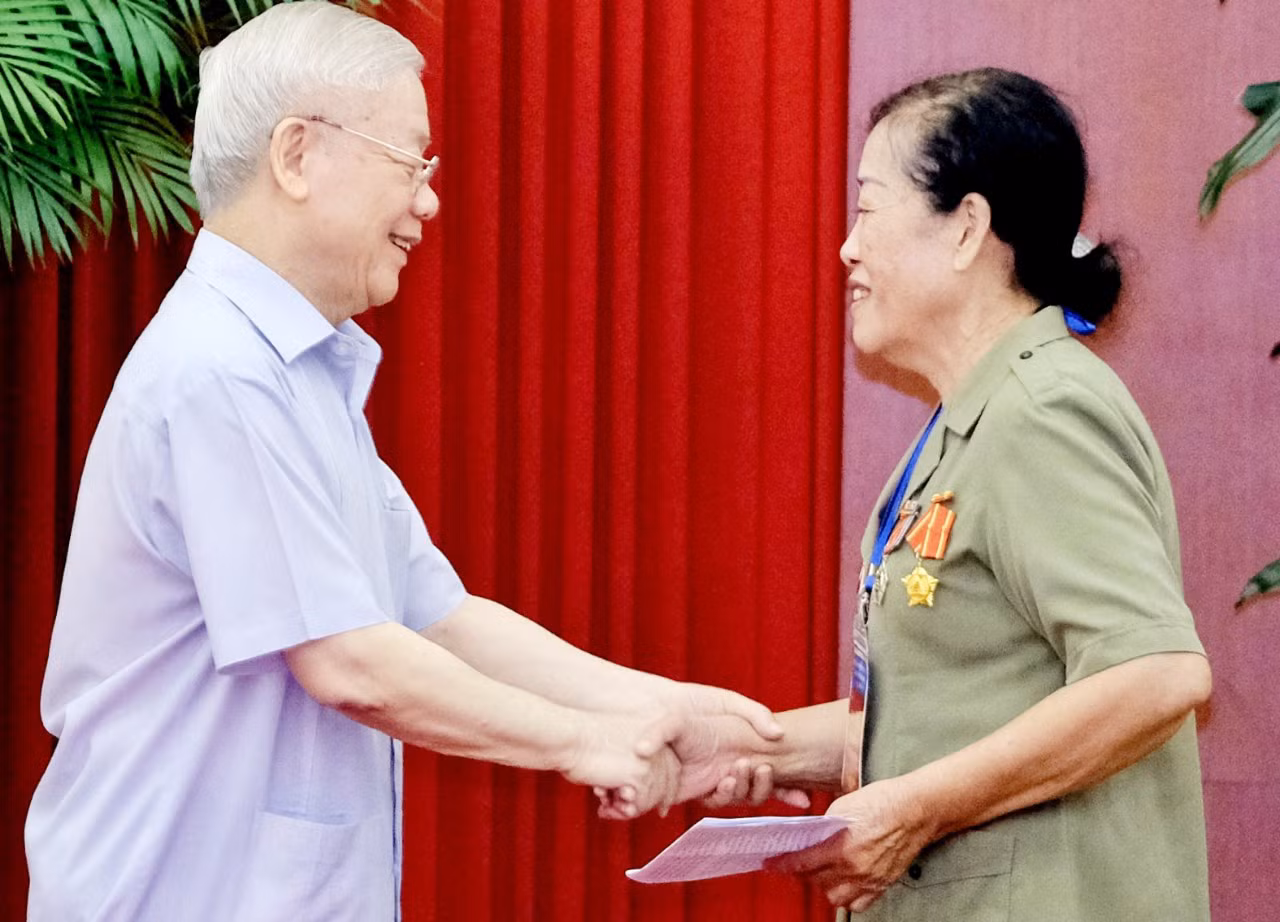 Nữ Anh hùng du kích Ngã Năm với tấm ảnh quý báu với Tổng Bí thư Nguyễn Phú Trọng -0
