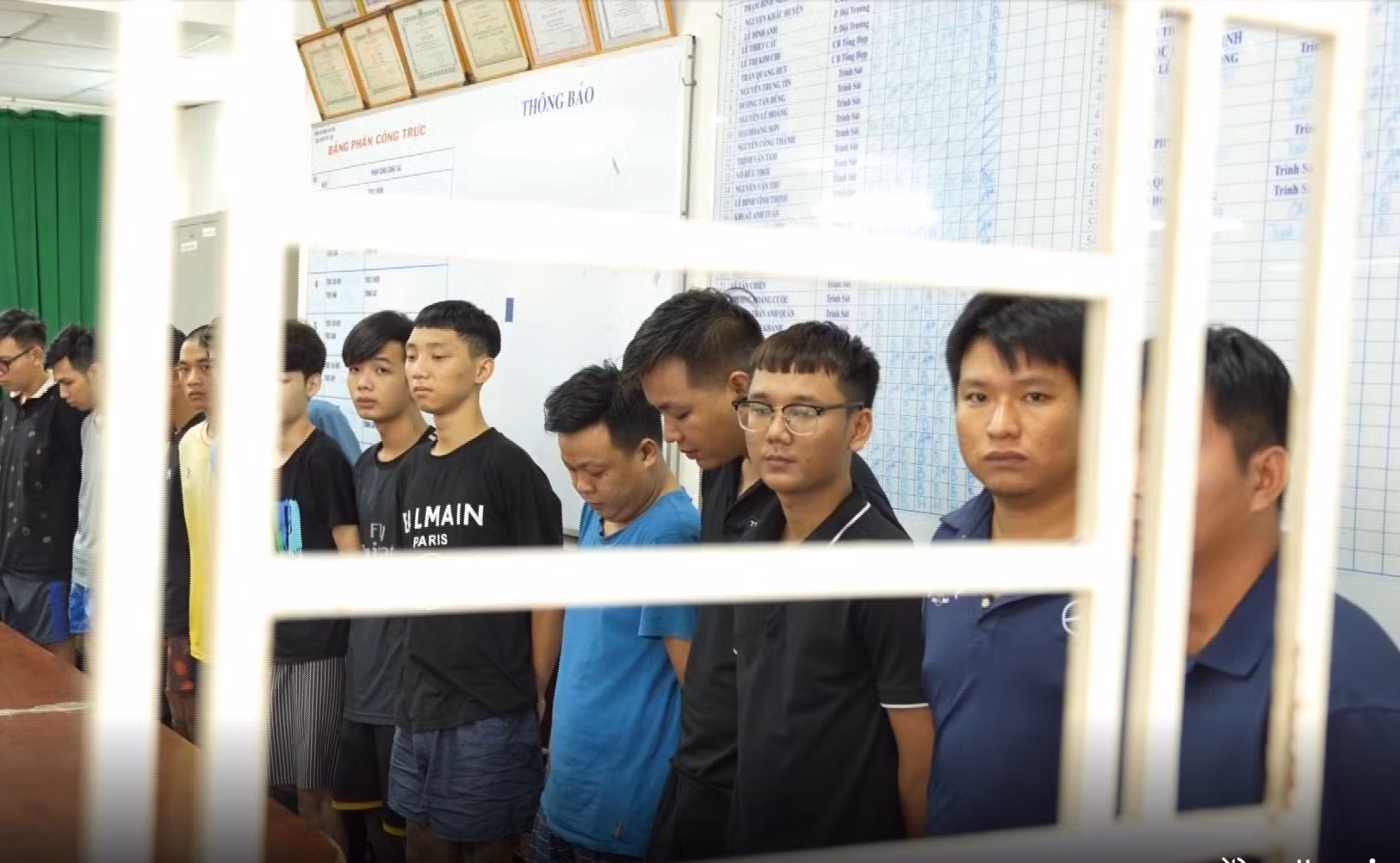 Bắt giam 37 đối tượng gây rối và tàng trữ trái phép vũ khí quân dụng -0