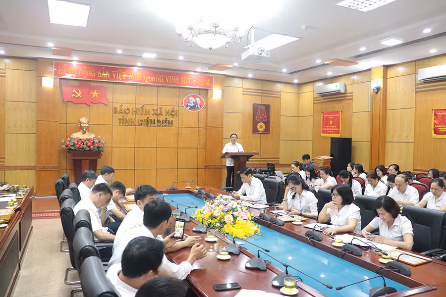 Đoàn công tác BHXH Việt Nam và BHXH tỉnh Điện Biên dâng hương tưởng niệm các Anh hùng liệt sĩ &nbsp; &nbsp; -0