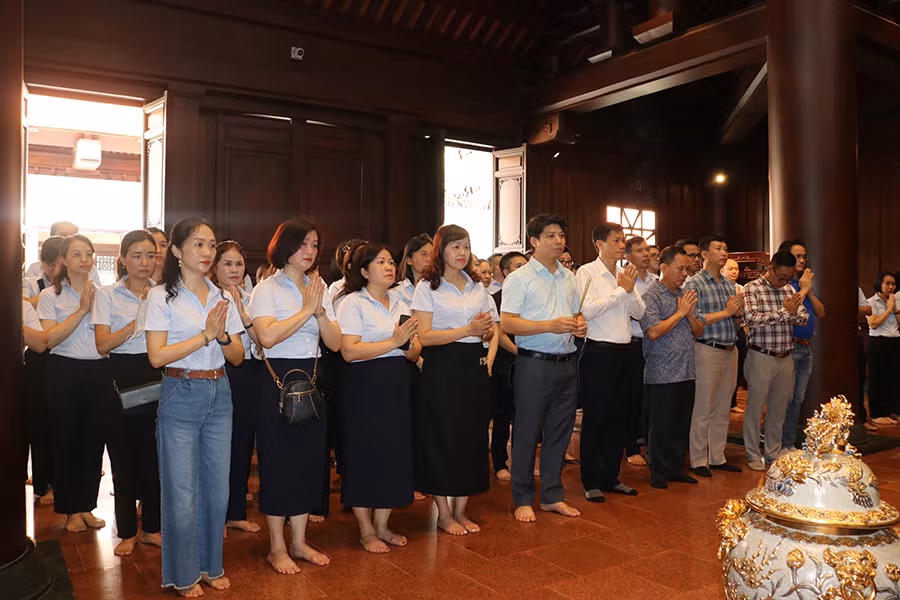 Đoàn công tác BHXH Việt Nam và BHXH tỉnh Điện Biên dâng hương tưởng niệm các Anh hùng liệt sĩ &nbsp; &nbsp; -0