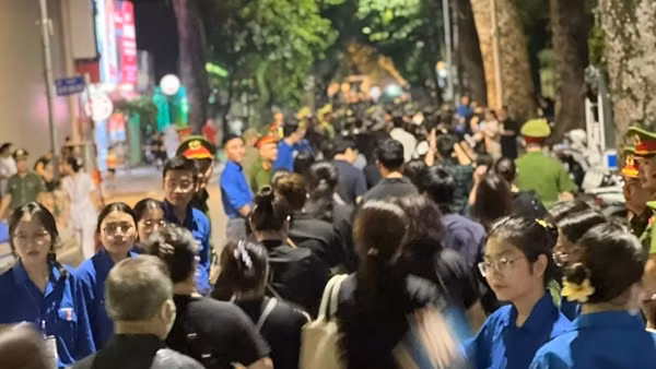 Dòng người yên lặng trong đêm, thành kính vào viếng Tổng Bí thư Nguyễn Phú Trọng