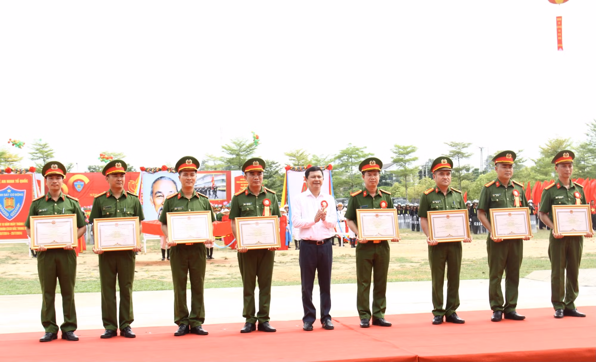Trung đoàn Cảnh sát Cơ động Bắc Trung Bộ: Vinh dự đón nhận Huân chương Chiến công hạng Ba -0