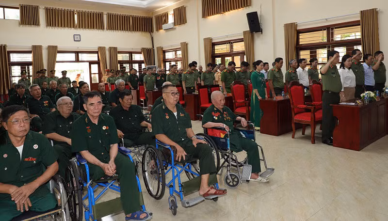 Thứ trưởng Lê Quốc Hùng thăm, tặng quà 2 Trung tâm Điều dưỡng thương binh tại Hà Nam -0