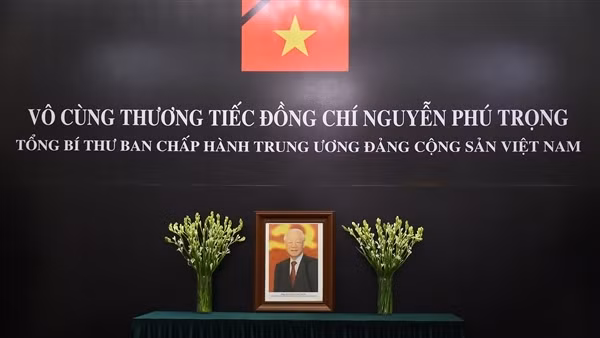Đại sứ các nước, kiều bào viết sổ tang kính tiễn đưa Tổng Bí thư Nguyễn Phú Trọng
