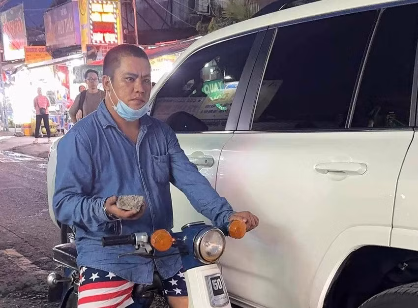Phê ma túy ra đường lấy đá đập bể kính xe ô tô người qua đường -0