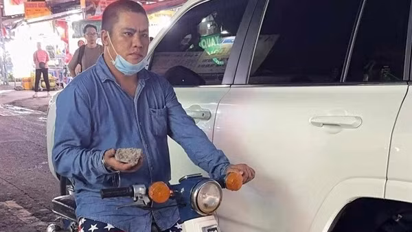 "Phê" ma túy, ra đường đập phá xe ô tô