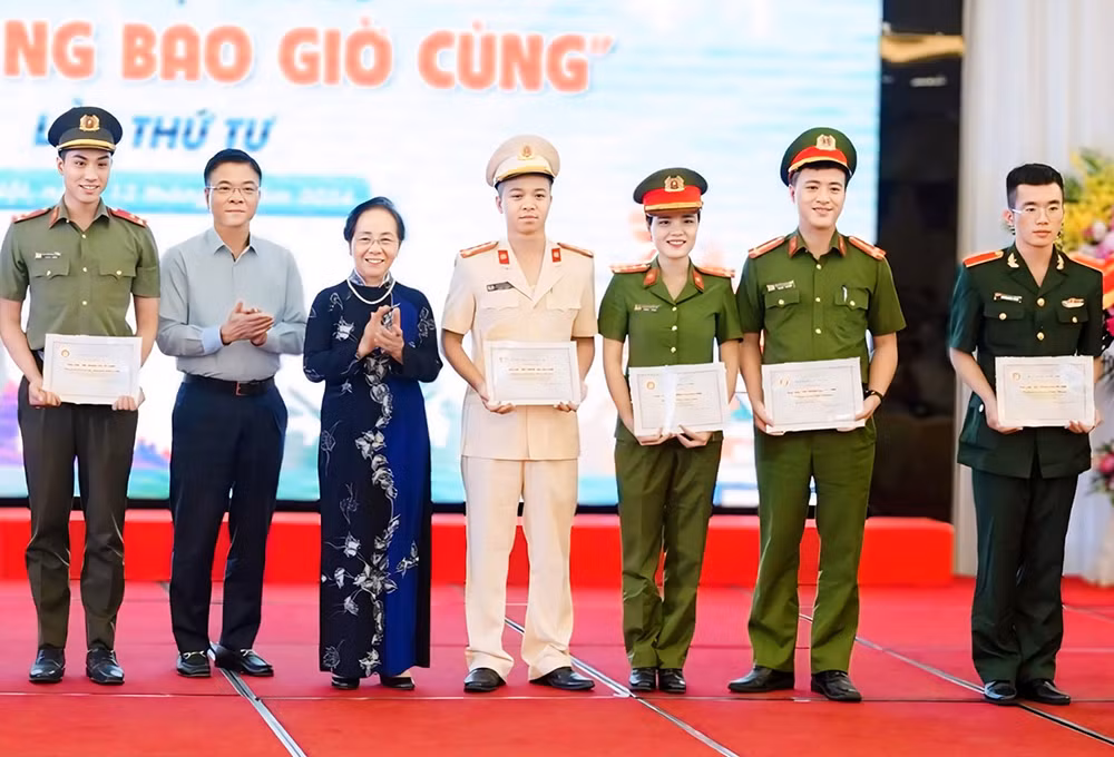 Nữ Đại úy Công an không ngừng nỗ lực học tập -0