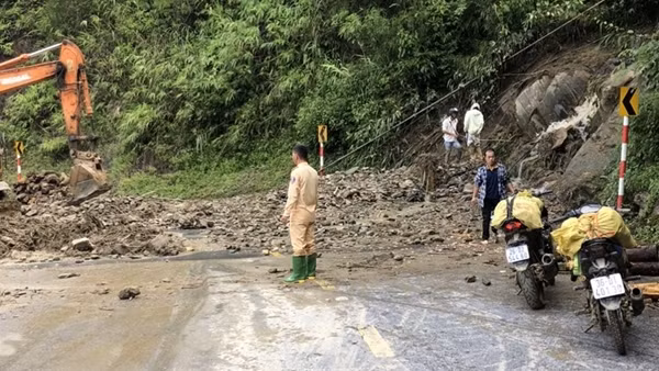 CSGT Yên Bái căng mình hỗ trợ người dân trong mưa lũ