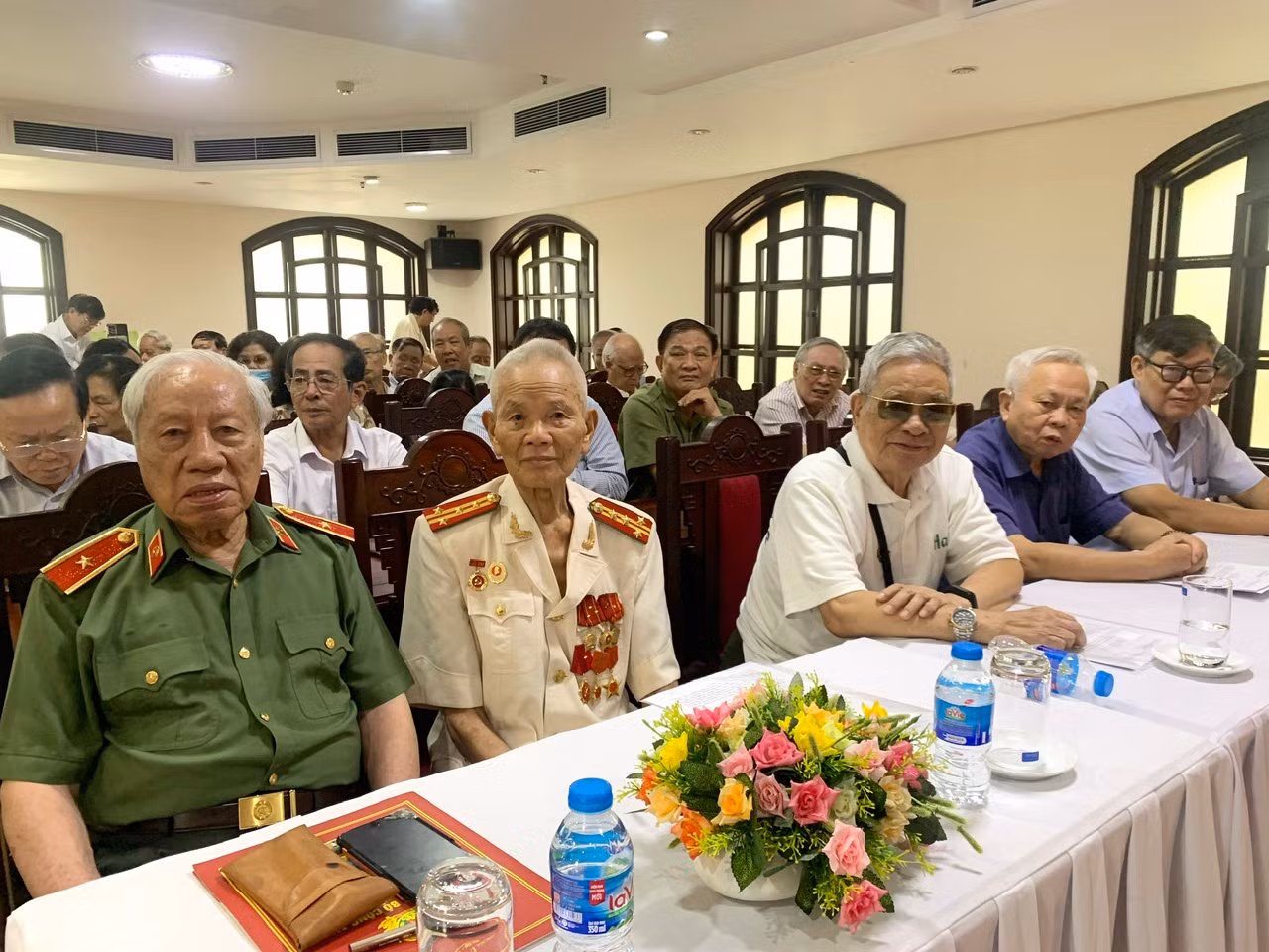 Ban liên lạc -0