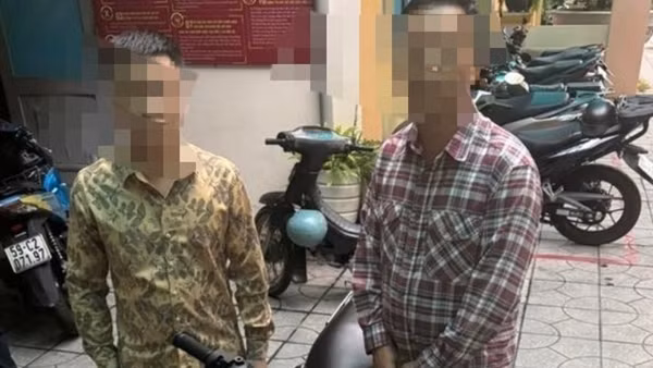 Vừa chạy xe máy vừa rải tờ rơi quảng cáo cho vay trả góp