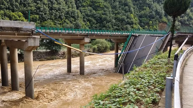 Sập cầu trong lũ ở Trung Quốc làm 11 người chết, 30 người mất tích -0