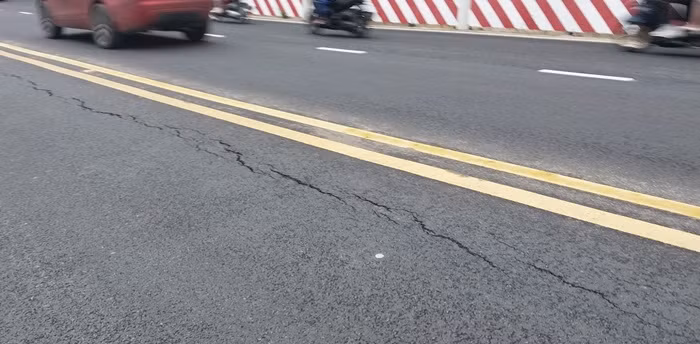 Mặt đường đèo Prenn Đà Lạt xuất hiện vết nứt bất thường -0