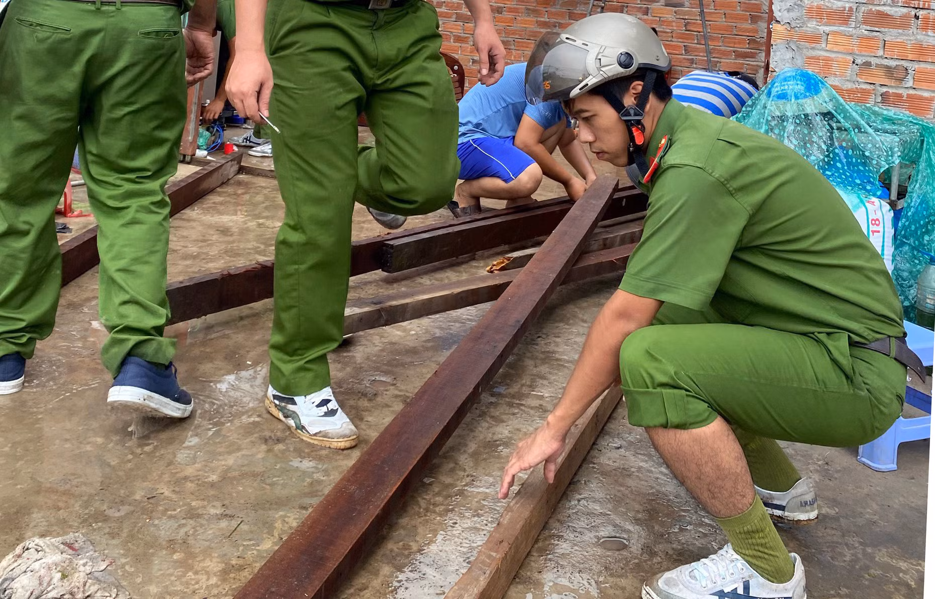 CBCS Công an giúp người dân khắc phục hậu quả do lốc xoáy -0