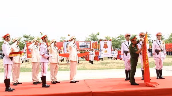 Trung đoàn Cảnh sát Cơ động Bắc Trung Bộ đón nhận Huân chương Chiến công hạng Ba