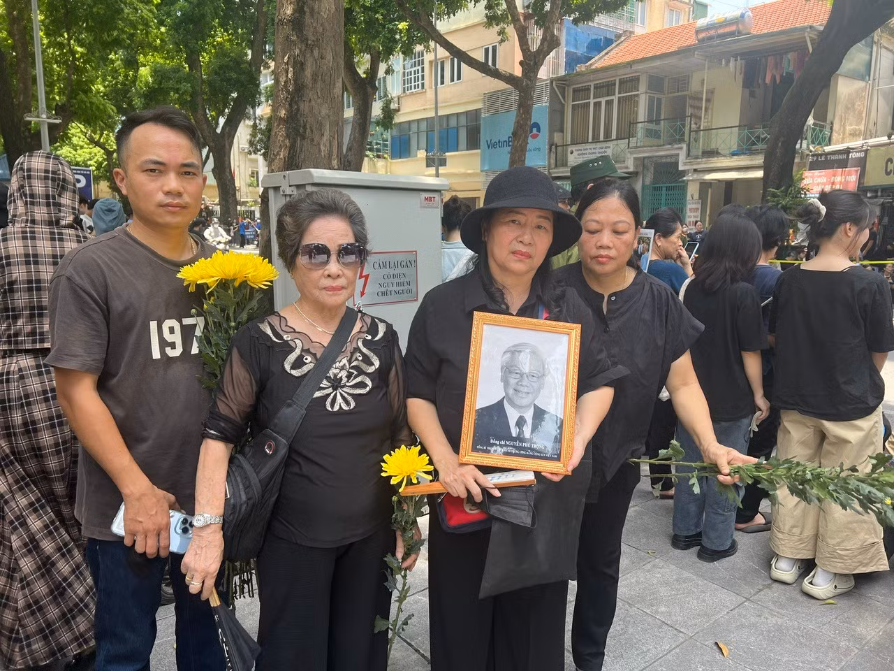 Hàng nghìn người dân đứng bên đường chờ đưa tang Tổng Bí thư Nguyễn Phú Trọng -0