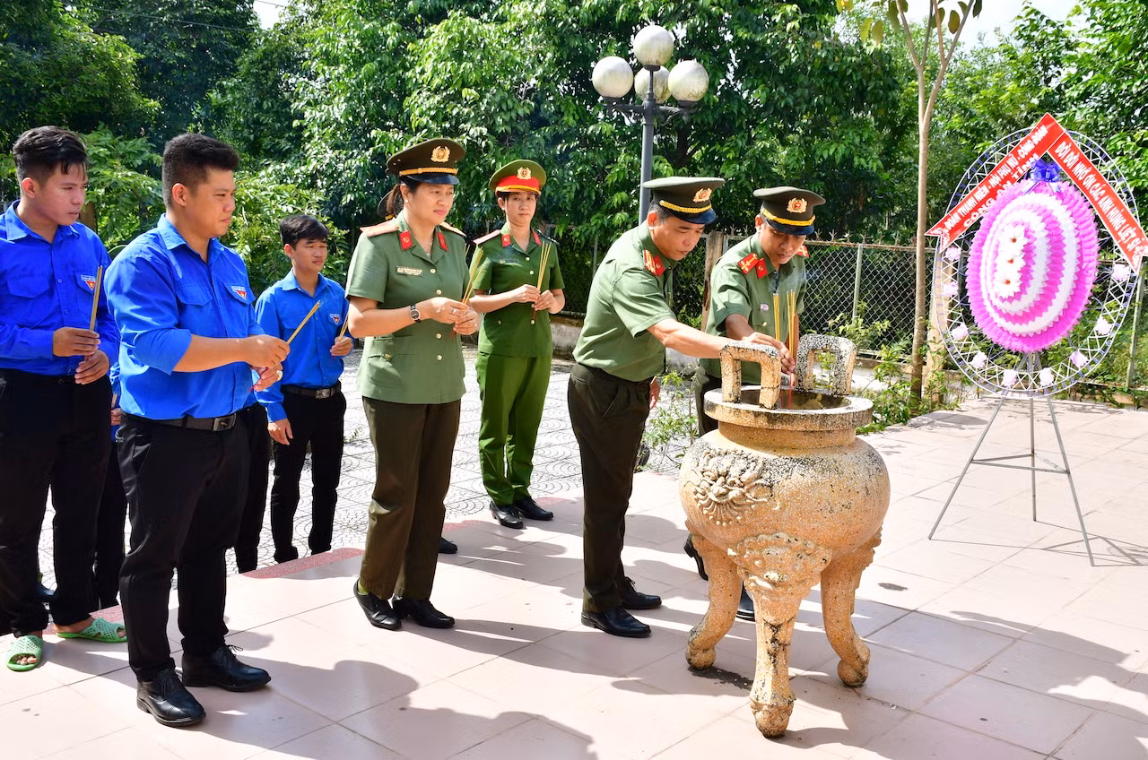 4. đoàn đến viếng bia chiến thắng gò cây, xã tân hòa tây, huyện tân phước. ảnh trọng tín (1).jpeg -0