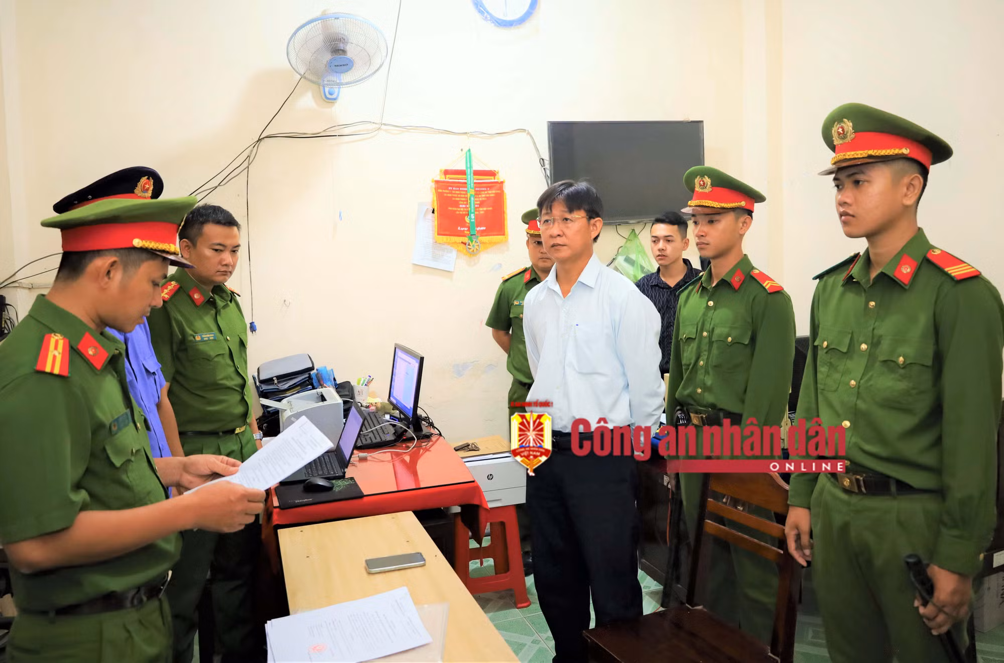 Bắt Phó Ban Quản lý các Khu công nghiệp tỉnh Hậu Giang và hai thuộc cấp -2