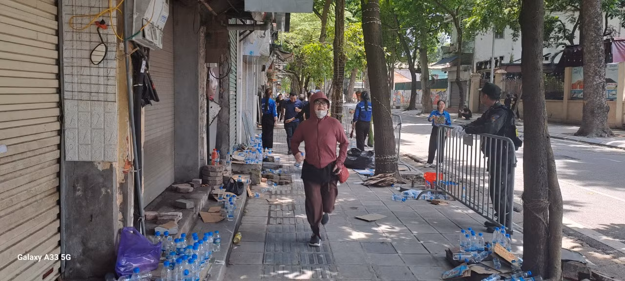 Hàng nghìn người dân đứng bên đường chờ đưa tang Tổng Bí thư Nguyễn Phú Trọng -1