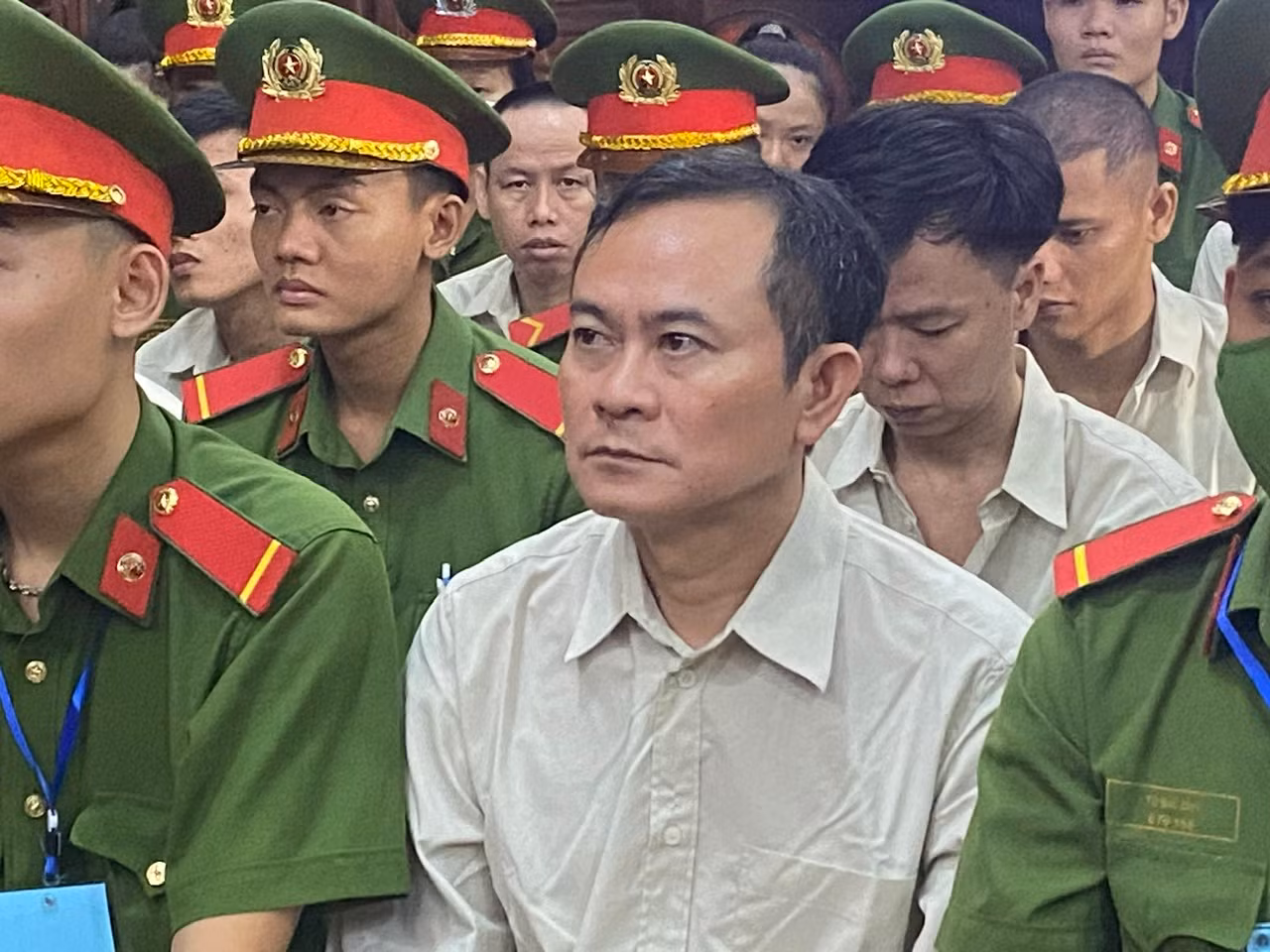 Ông chủ các trung tâm đăng kiểm miền Tây đưa tiền cho Cục trưởng theo định kỳ -0