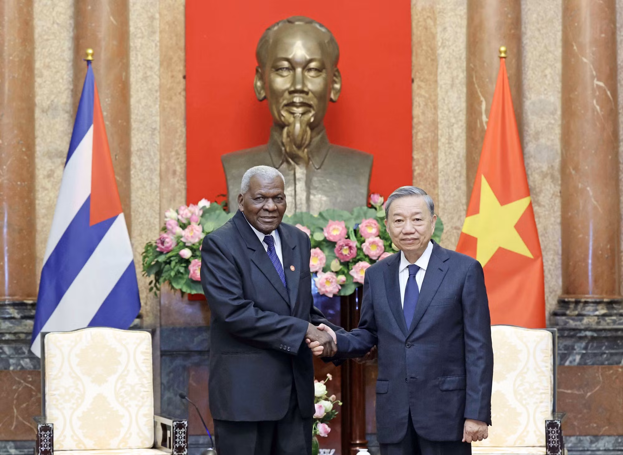 vna_potal_chu_tich_nuoc_to_lam_tiep_chu_tich_quoc_hoi_cuba_7499286.jpg -0