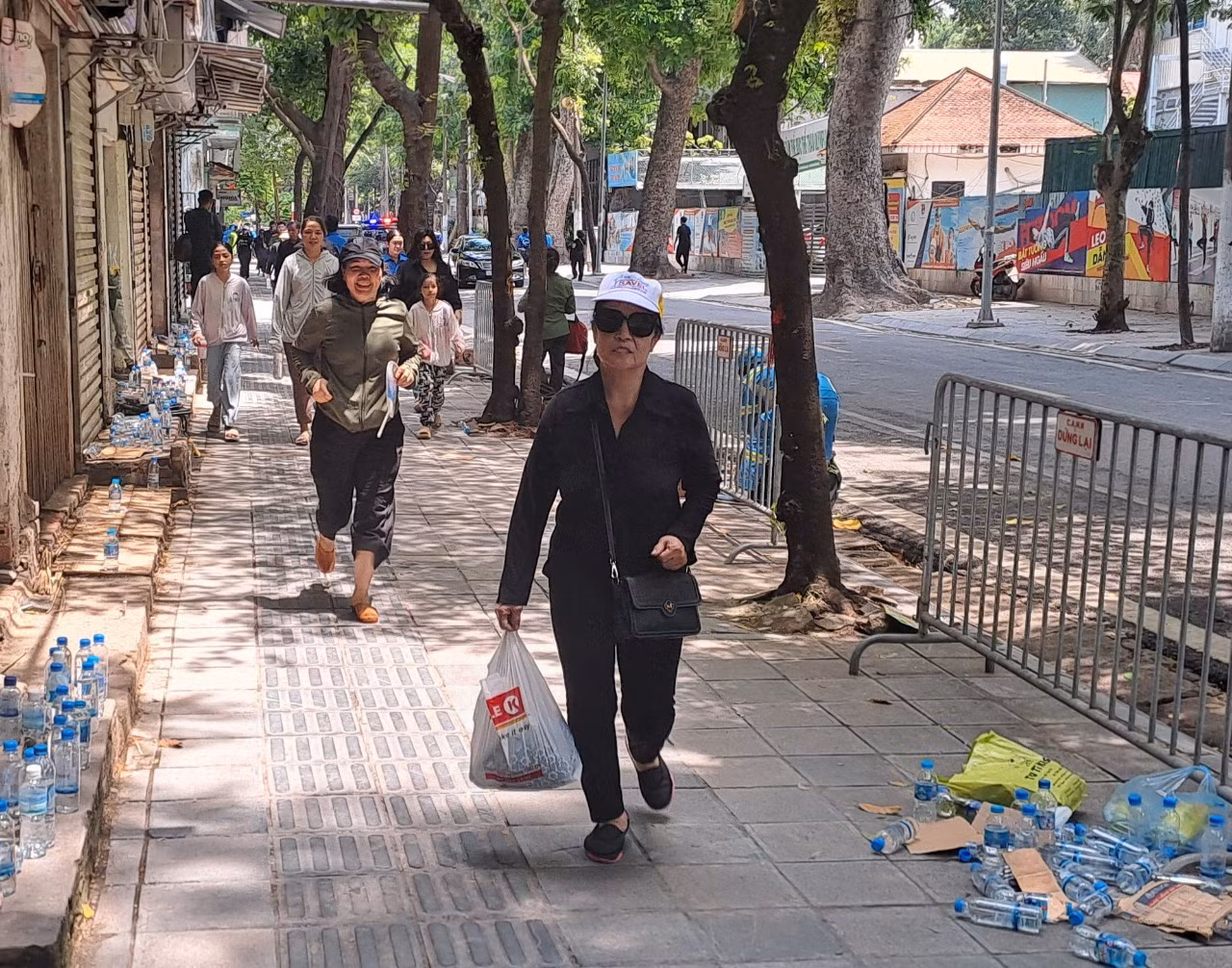Hàng nghìn người dân đứng bên đường chờ đưa tang Tổng Bí thư Nguyễn Phú Trọng -0