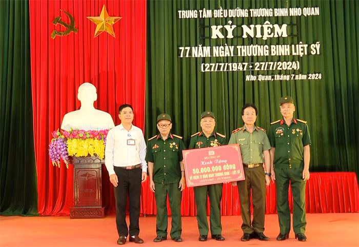 Đoàn Công tác của Bộ Công an thăm, tặng quà tại Trung tâm điều dưỡng thương binh Nho Quan -0