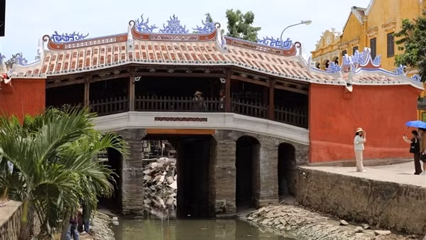 Chính quyền phố cổ Hội An chỉ đạo "nóng" sơn lại Chùa Cầu sau khi có dư luận di tích bị làm mới