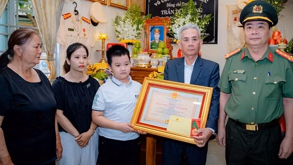 Truy tặng Huân chương Bảo vệ Tổ quốc đối với Phó trưởng Công an phường hy sinh