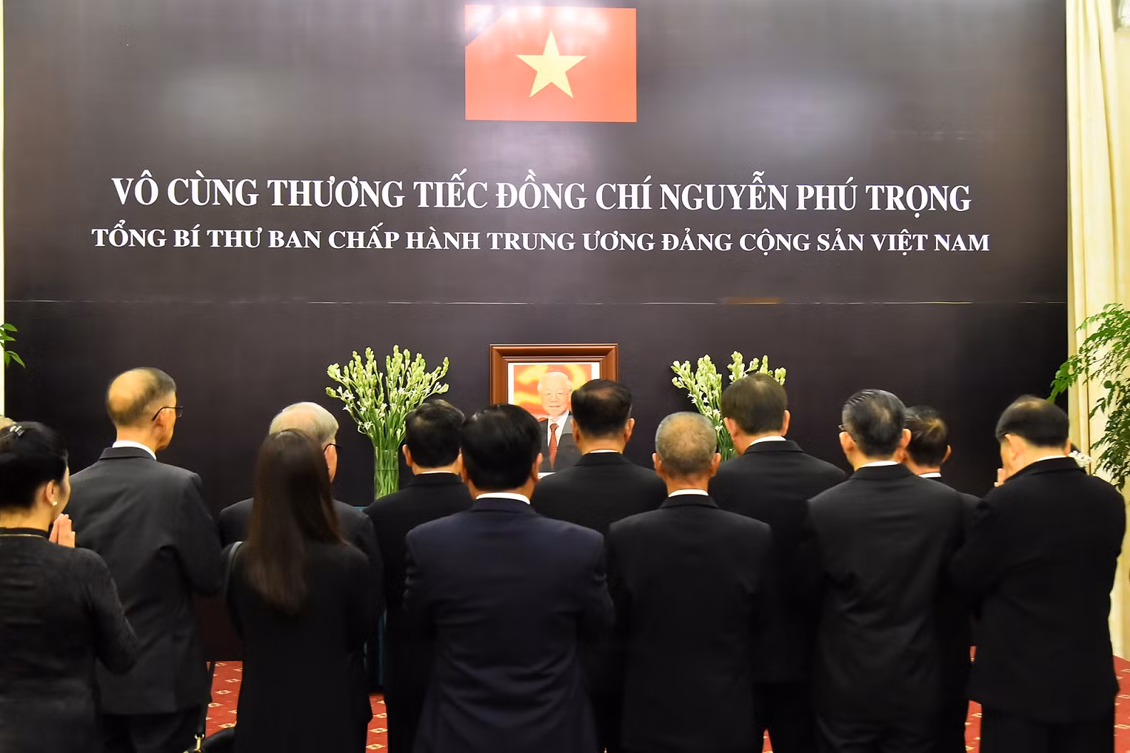 Đại sứ các nước, kiều bào viết sổ tang kính tiến đưa Tổng Bí thư Nguyễn Phú Trọng -0