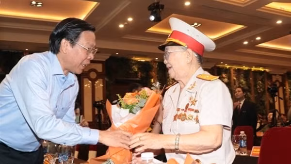 Trao tặng 113 suất quà cho thương binh nặng và gia đình liệt sĩ của Sư đoàn 5