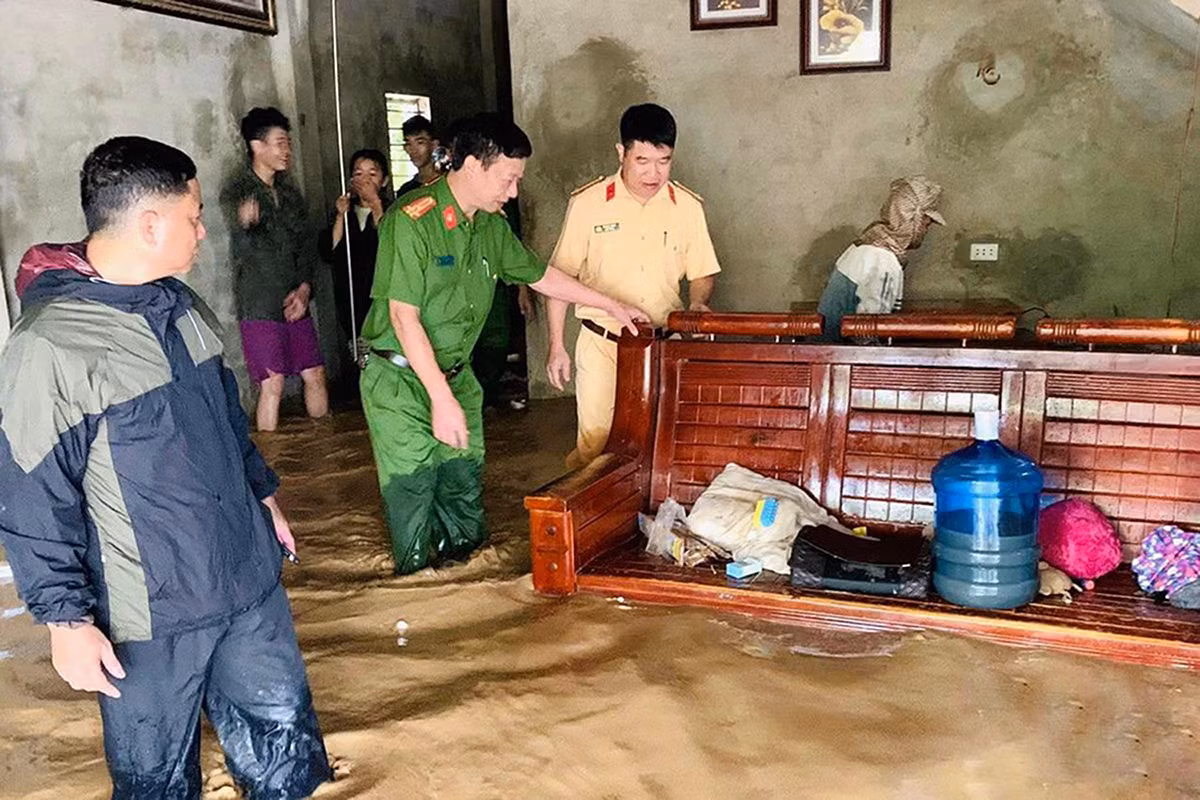 Công an tỉnh Sơn La dầm mình trong mưa lũ cứu dân -1