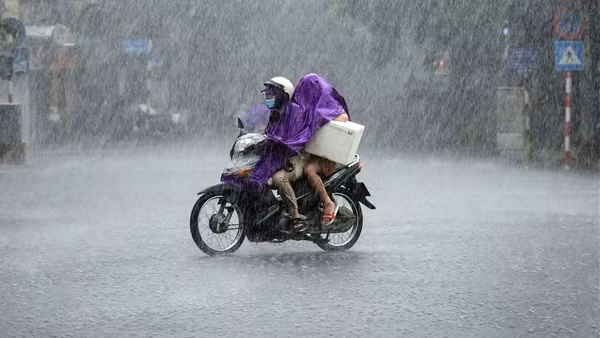 Mưa to và dông ở nhiều tỉnh thành phía Bắc, thời tiết mát mẻ