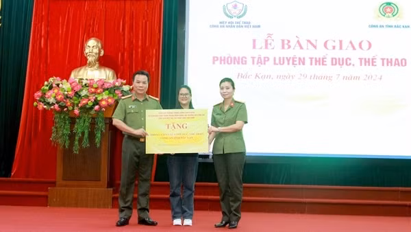 Bàn giao Phòng tập luyện thể dục, thể thao của Bộ trưởng Lương Tam Quang tặng Công an tỉnh Bắc Kạn