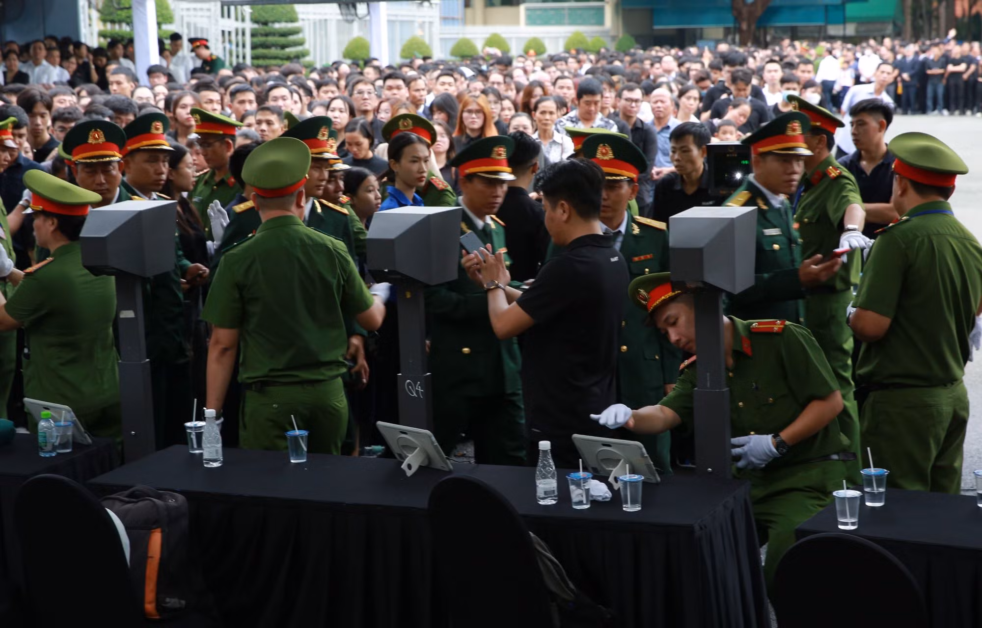 Hàng chục ngàn người dân đứng chờ nhiều giờ để vào viếng Tổng Bí thư -3