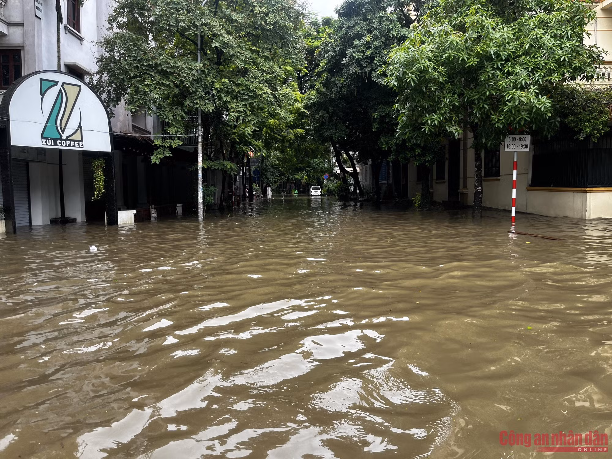 Đường phố Hà Nội vẫn ngập sâu sau mưa lớn, người dân dắt xe máy qua biển nước -0