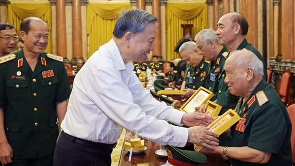 Chủ tịch nước Tô Lâm gặp mặt Ban liên lạc Đại đoàn 305 Dù - Đặc công